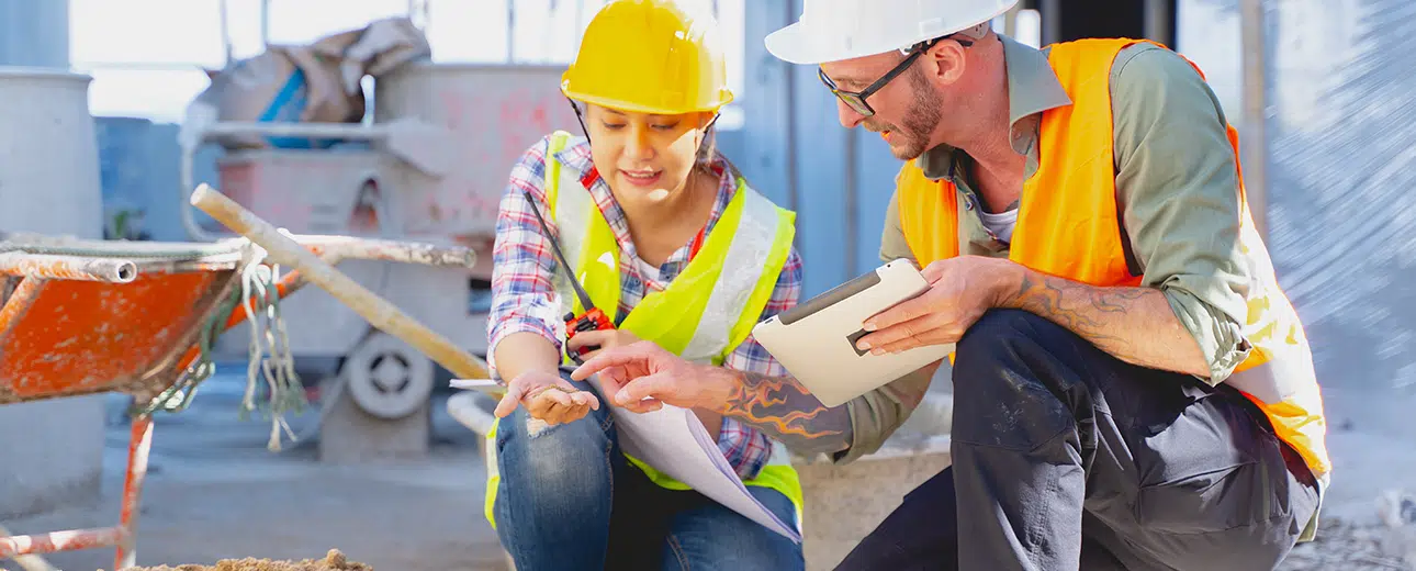 General contractor consulting with a homeowner in Castlegar, BC